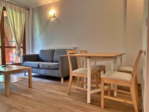 ein Wohnzimmer mit einem Tisch und einem Sofa in der Unterkunft Pleta de Soldeu 345 hasta 4 personas. in Canillo