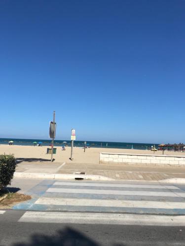 Vue générale sur la mer ou vue sur la mer prise depuis l'appartement