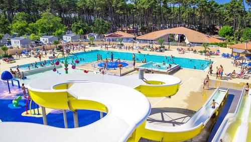 - un grand parc aquatique avec une piscine dans l'établissement MOBILE HOME 3 CHAMBRES TERRASSE 50 M2, à Seignosse
