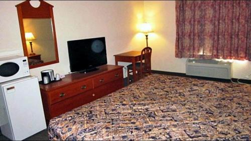 a hotel room with a bed and a television at Studio 7 Harker Heights in Harker Heights