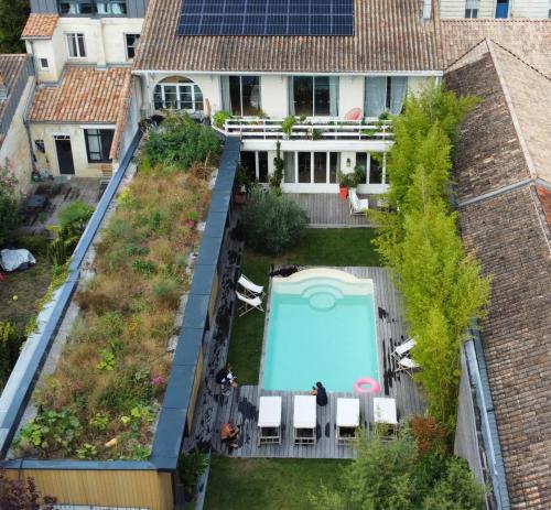 - une vue aérienne sur l'arrière-cour d'une maison avec piscine dans l'établissement Les pénates bordelaises - Maison d'hôtes - Guesthouse, à Bordeaux