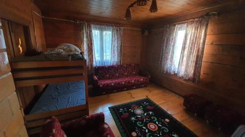 eine Aussicht über ein Zimmer mit einem Bett und einem Sofa in der Unterkunft WROTA PODLASIE in Siemiatycze