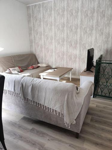 une chambre avec un lit, une table et un canapé dans l'établissement Maison vue sur le bassin, proche du centre ville, à Arcachon