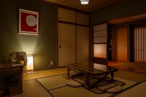 Posezení v ubytování Naoshima Juju Art House　直島ジュジュアートハウス