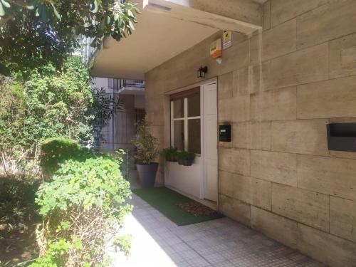 una porta d'ingresso di una casa con piante di Al Papergatto a Messina