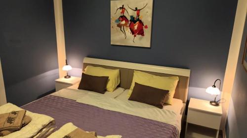 een kleine slaapkamer met een bed met 2 lampen bij Bella Vista in Tisno