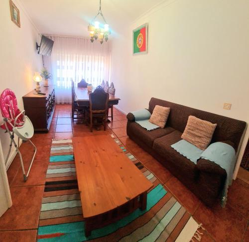 uma sala de estar com um sofá e uma mesa em Station House em Braga