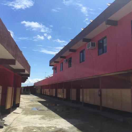 Santa BarbaraにあるGolden Empress Hotelの赤い並木