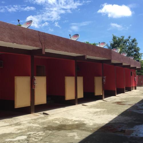Santa BarbaraにあるGolden Empress Hotelの白い扉が付いた赤い建物