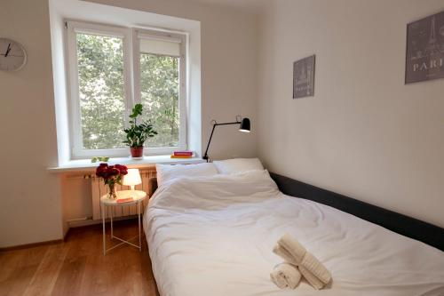um quarto com uma cama, uma secretária e uma janela em Jana Pawła II 36 - Bezpłatny podziemny garaż - Free Parking - W pełni wyposażone studio - Better Rental em Varsóvia
