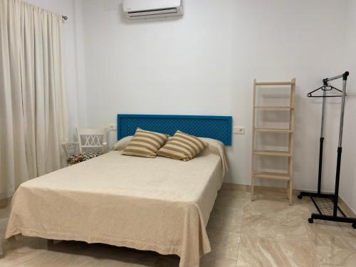 ein Schlafzimmer mit einem Bett mit zwei Kissen darauf in der Unterkunft Apartamento La Mamola in La Mamola