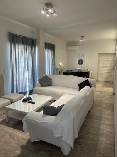 uma sala de estar com duas camas e um sofá em Casa di Giorgio em Lepanto