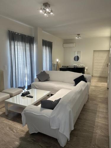 a living room with two beds and a couch at Casa di Giorgio in Nafpaktos