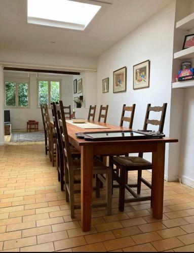 une salle à manger avec une table et des chaises en bois dans l'établissement Le Grand apartment dan Dieppe - Charming home 2-8 guests, à Dieppe