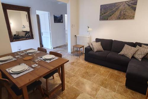 un salon avec une table et un canapé dans l'établissement Two bedroom apartment garden parking near beaches, à La Ciotat