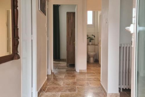 un couloir avec du carrelage et des toilettes dans l'établissement Two bedroom apartment garden parking near beaches, à La Ciotat