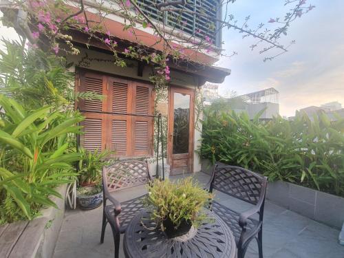 Balkoni atau teres di Tonkin House