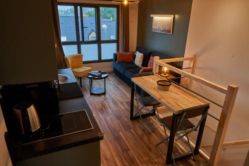 un salon avec un canapé et une table dans l'établissement Gîte de Bonneville, à Nantes