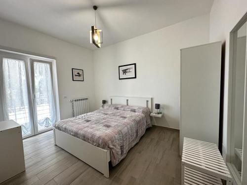 una camera da letto con un letto e una grande finestra di Capo dei Bufali Alloggio turistico a Terracina