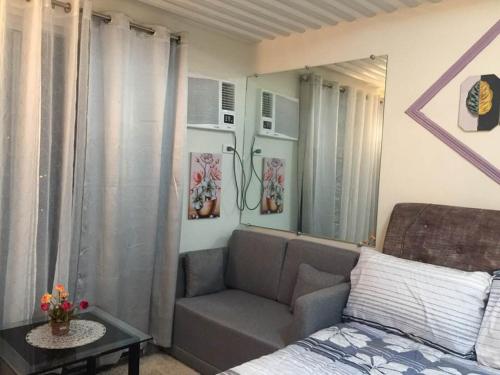 sala de estar con sofá y mesa en Condo for rent -The Loop Residences-relaxing , unique and satisfying en Cagayán de Oro