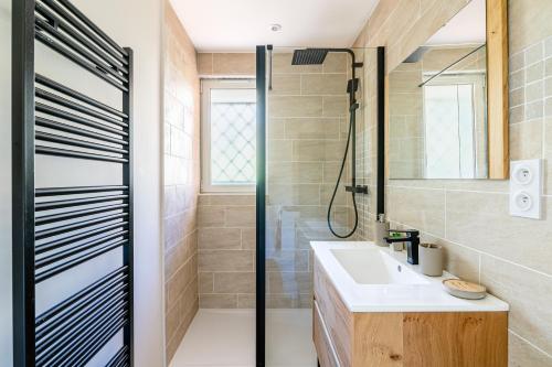 ein Bad mit einer Dusche und einem Waschbecken in der Unterkunft Cassis - Le Capucine, 4pers, terrasse, classé 3 étoiles in Cassis