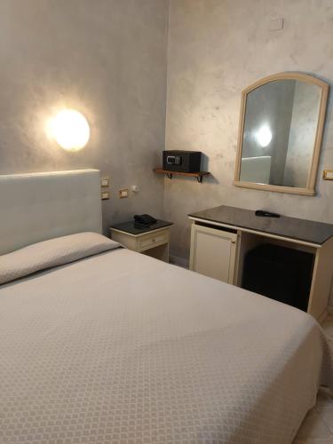 トリノにあるAppartamenti Valdoccoのベッドルーム(白いベッド1台、鏡付)