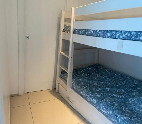 a small room with two bunk beds in it at Studio T1 bis vue mer Propriano in Propriano