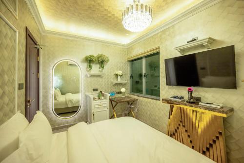 a bathroom with a bed and a large mirror at Ritz Residence, Imago Mall Loft B in Kota Kinabalu