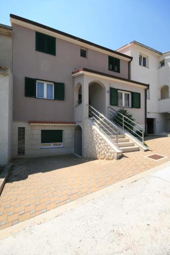 une grande maison avec une allée en face de celle-ci dans l'établissement Top Of The City, à Šibenik