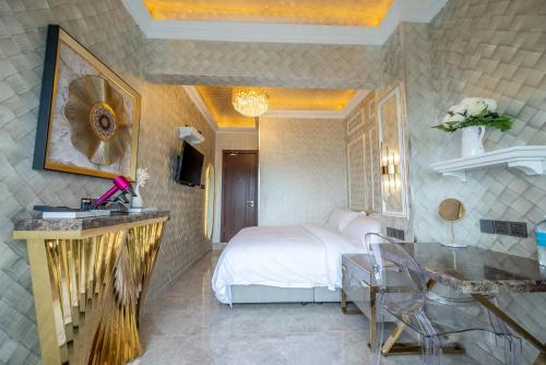 um quarto de hotel com uma cama, uma mesa e cadeiras em Ritz Residence @ Imago Loft B 7th Floor em Kota Kinabalu