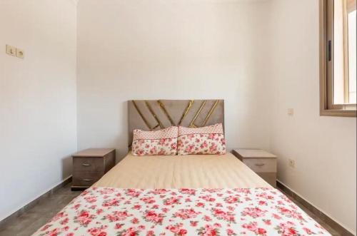 1 dormitorio con 1 cama con 2 almohadas en Parfaite appartement en résidence en Marrakech