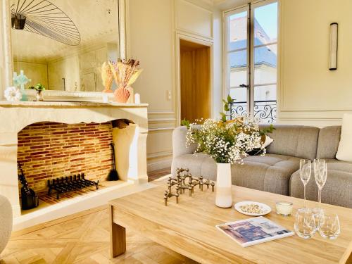 - un salon avec un canapé et une cheminée dans l'établissement Bayeux, Normandy, Private Mansion, 17th-18th century, in the city, à Bayeux