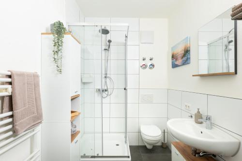 a white bathroom with a shower and a sink at Apart4me Scandi Apartment Geislingen zentral mit Parkplatz in Geislingen an der Steige