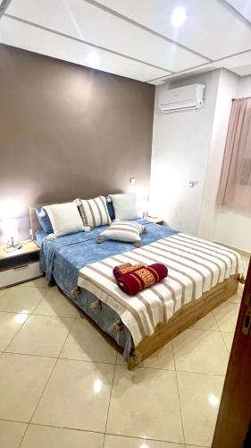 sypialnia z dużym łóżkiem w pokoju w obiekcie Tanagra Mall appartement de Luxe a côté de la Gare TGV w mieście Kenitra
