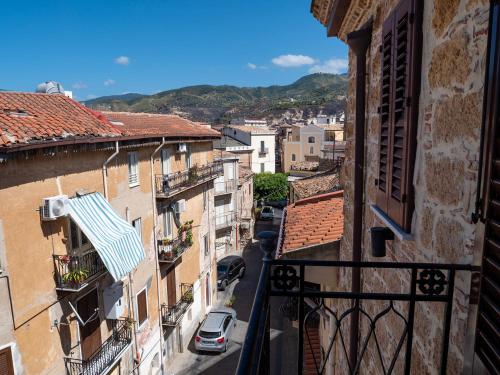 einen Balkon mit Blick auf eine Stadt mit Gebäuden in der Unterkunft La Torre in Santo Stefano di Camastra