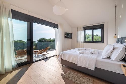 盧恩的住宿－BRAND NEW Luxury Villa Lun, 5-stars, 4 double bedrooms, pool，一间带大床的卧室和一个阳台