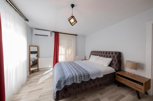 sypialnia z dużym łóżkiem i oknem w obiekcie KARTEPE RENKLİ EVLER / beyaz ev w mieście Kartepe