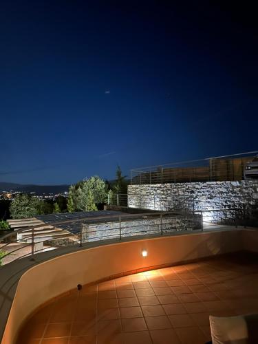 uma vista nocturna para um edifício com um pátio em Villa Michelangelo em Agios Nikolaos