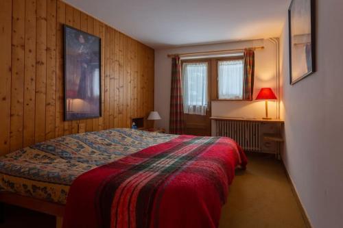 A bed or beds in a room at Chalet Robaumont - Grand chalet familial proche du centre et des pistes