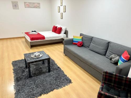 sala de estar con sofá y mesa de centro en Beautiful Space Arroios ( NEW), en Envendos