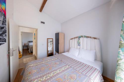 a bedroom with a large bed with a colorful blanket at Bu tatil bir yeşil evde in Kartepe