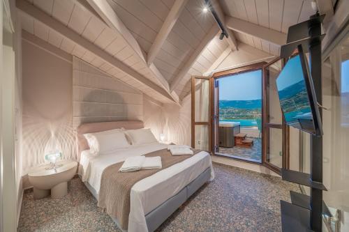 een slaapkamer met een bed en een groot raam bij Pink Panther Maisonette Suite in Argostoli