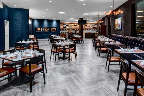 a restaurant with tables and chairs in a room at Doubletree by Hilton Arlington DFW South in Arlington