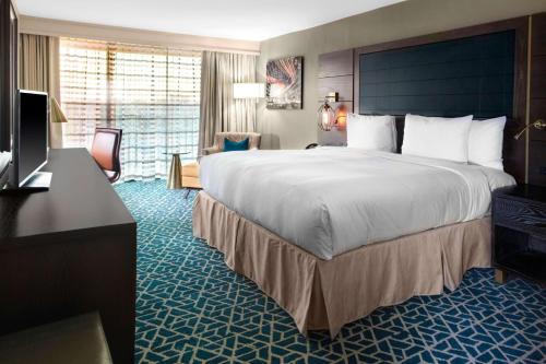 een hotelkamer met een groot bed en een televisie bij Doubletree by Hilton Arlington DFW South in Arlington