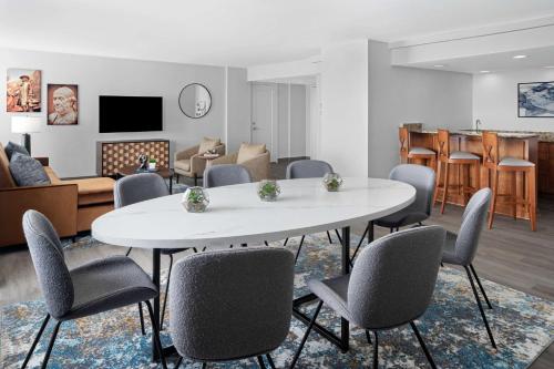 a living room with a white table and chairs at The Alloy, a DoubleTree by Hilton - Valley Forge in King of Prussia