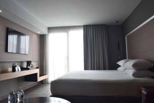 Ein Bett oder Betten in einem Zimmer der Unterkunft Ramada by Wyndham Mexico City Santa Fe