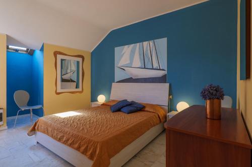 1 dormitorio con 1 cama y una pintura en la pared en Yachting Residence, en Ghiffa