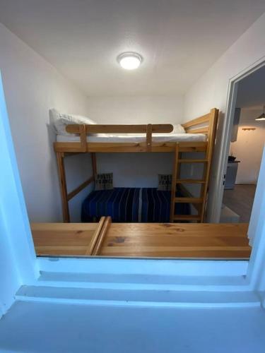 une chambre avec deux lits superposés dans une pièce dans l'établissement Appart T2 / 4 personnes - Les pieds dans l’eau, au Barcarès