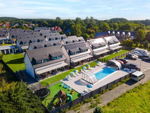 una vista aérea de una casa grande con piscina en Siedlisko Jantar Resort&Spa en Jantar