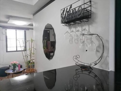 ein Badezimmer mit Weingläsern an der Wand in der Unterkunft Mini Home Traveller’s Inn 